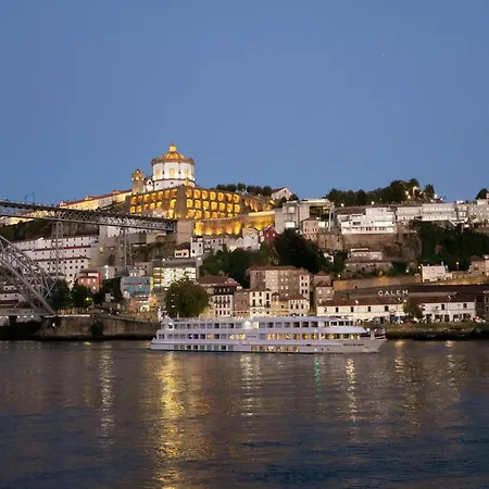 River-view Retreat In Oporto