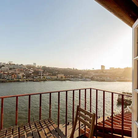 Charming Retreat With River Views *