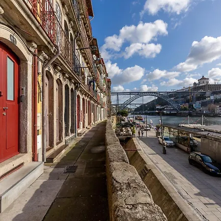 Apartament River-view Retreat In *