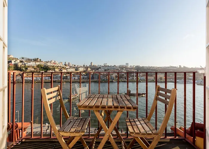 River-view Retreat In Apartment