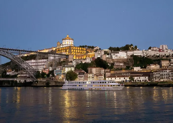 River-view Retreat In Porto