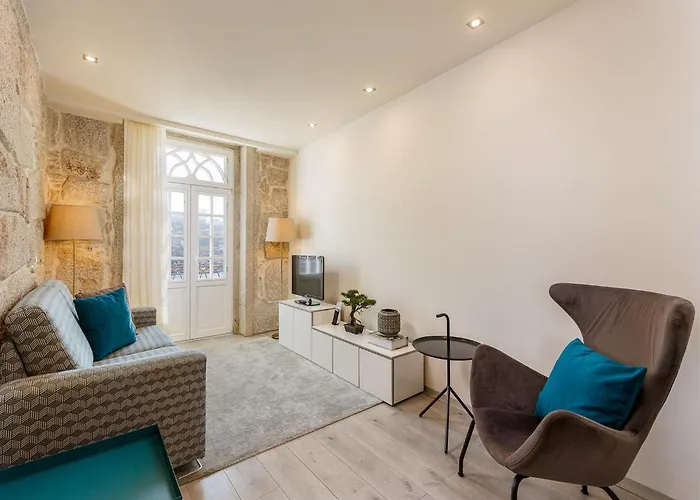 River-view Retreat In Apartment