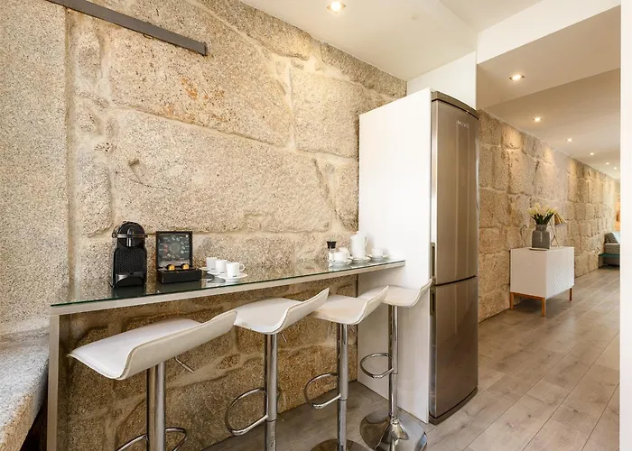 River-view Retreat In Apartament