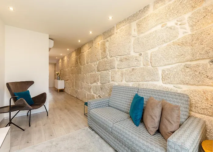 River-view Retreat In Porto