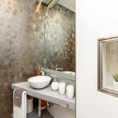 River-view Retreat In * بورتو